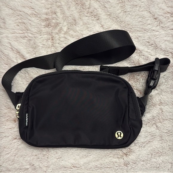 lululemon athletica Handbags - Lululemon Everywhere Belt Bag Large 2L